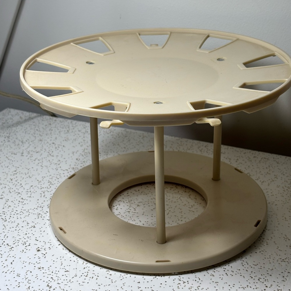 Vintage Rubbermaid cup & plate carousel